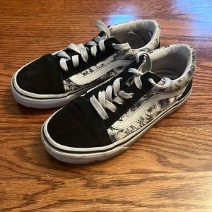 Hi I’m selling these vans flower print shoes size 2 kids(in great condition)